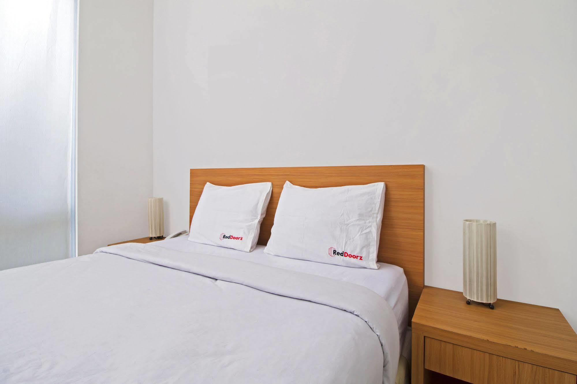 Reddoorz Plus Near Kelapa Dua Kebon Jeruk جاكرتا المظهر الخارجي الصورة
