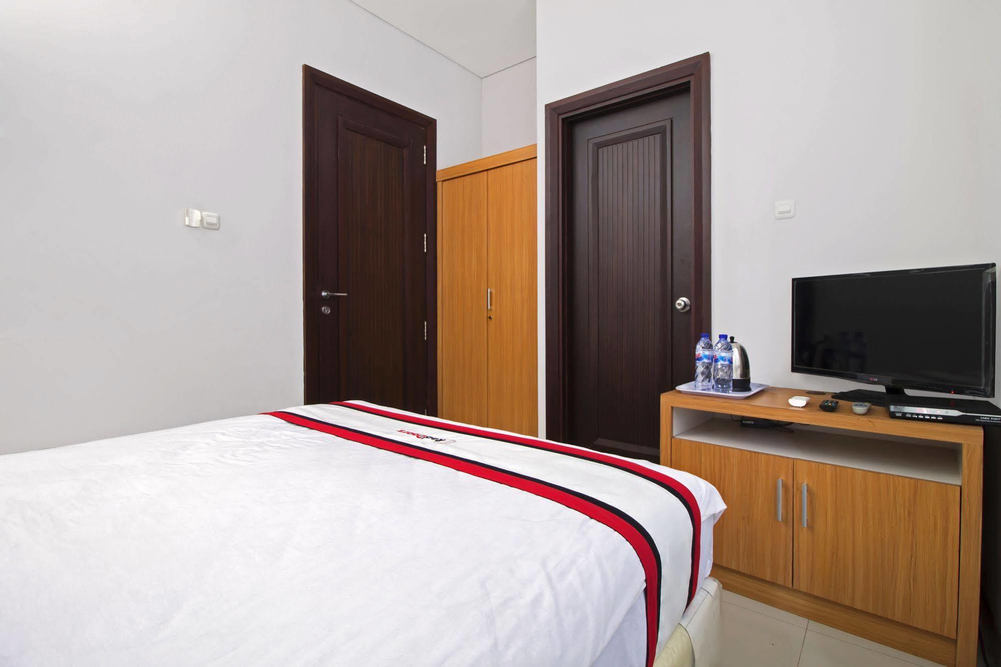 Reddoorz Plus Near Kelapa Dua Kebon Jeruk جاكرتا المظهر الخارجي الصورة