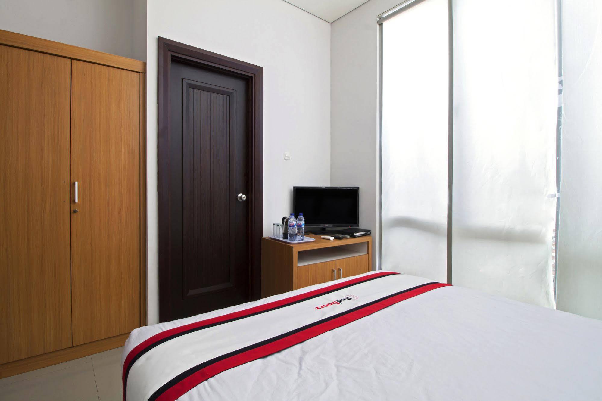 Reddoorz Plus Near Kelapa Dua Kebon Jeruk جاكرتا المظهر الخارجي الصورة