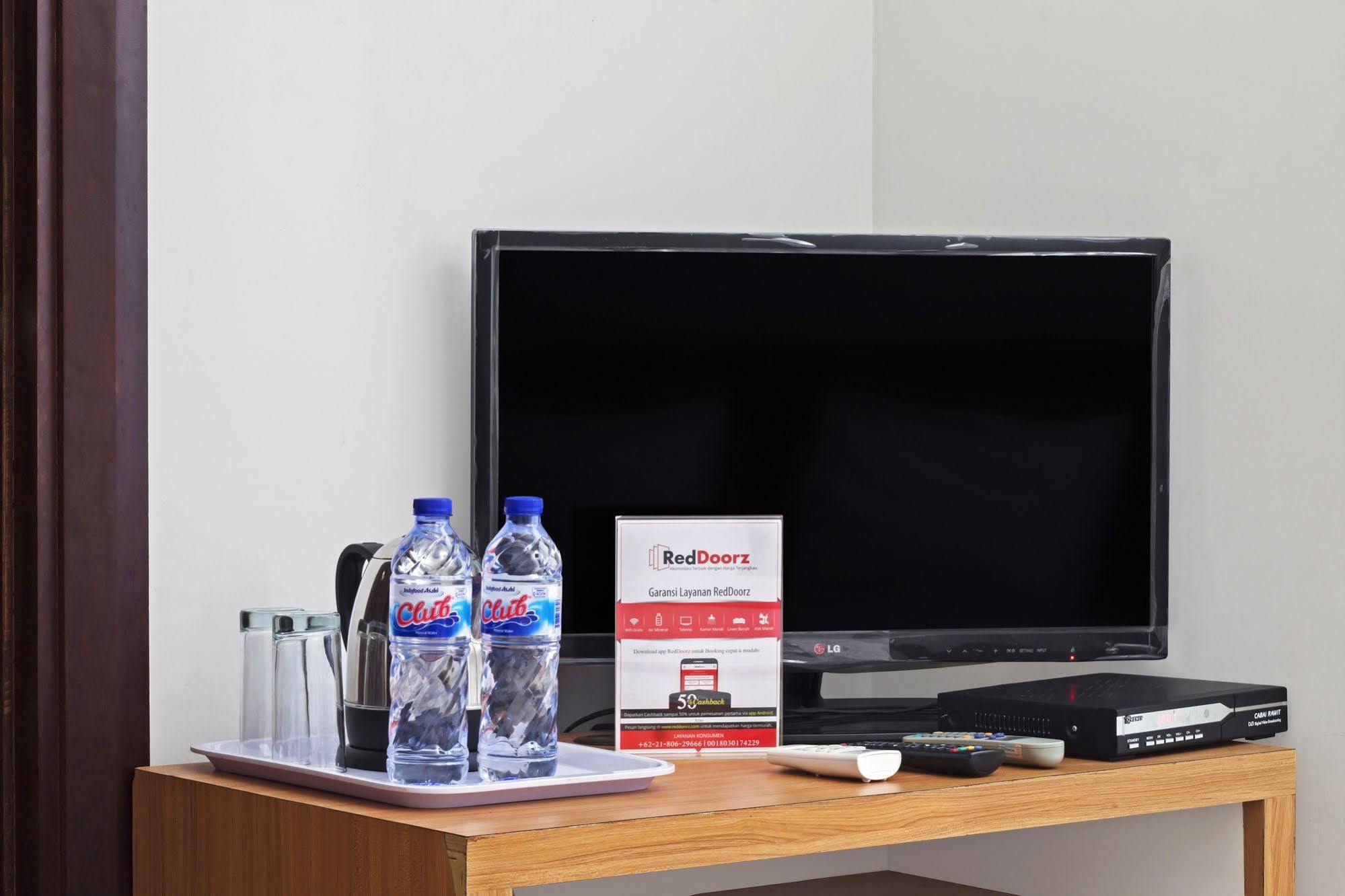 Reddoorz Plus Near Kelapa Dua Kebon Jeruk جاكرتا المظهر الخارجي الصورة