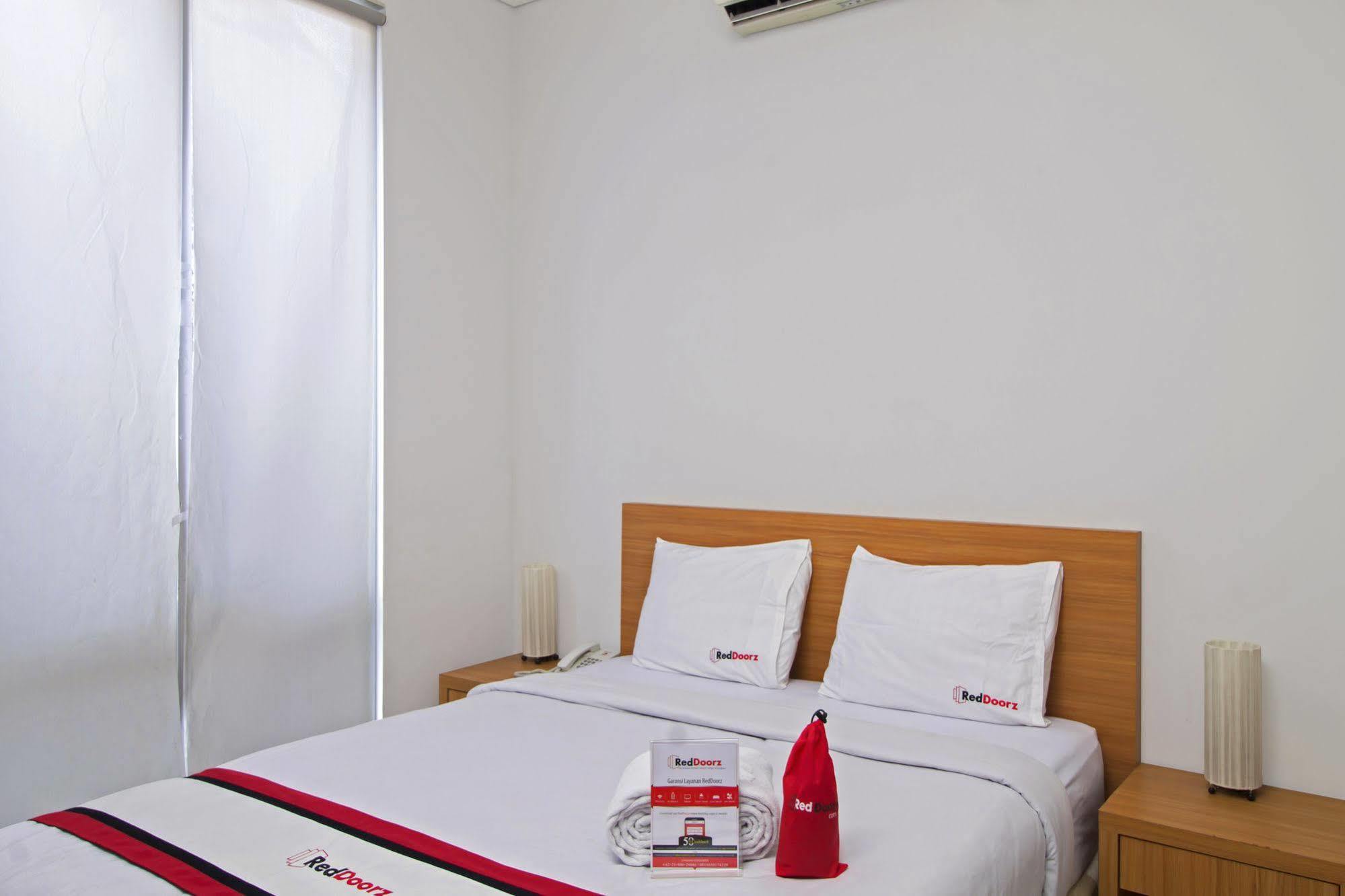 Reddoorz Plus Near Kelapa Dua Kebon Jeruk جاكرتا المظهر الخارجي الصورة