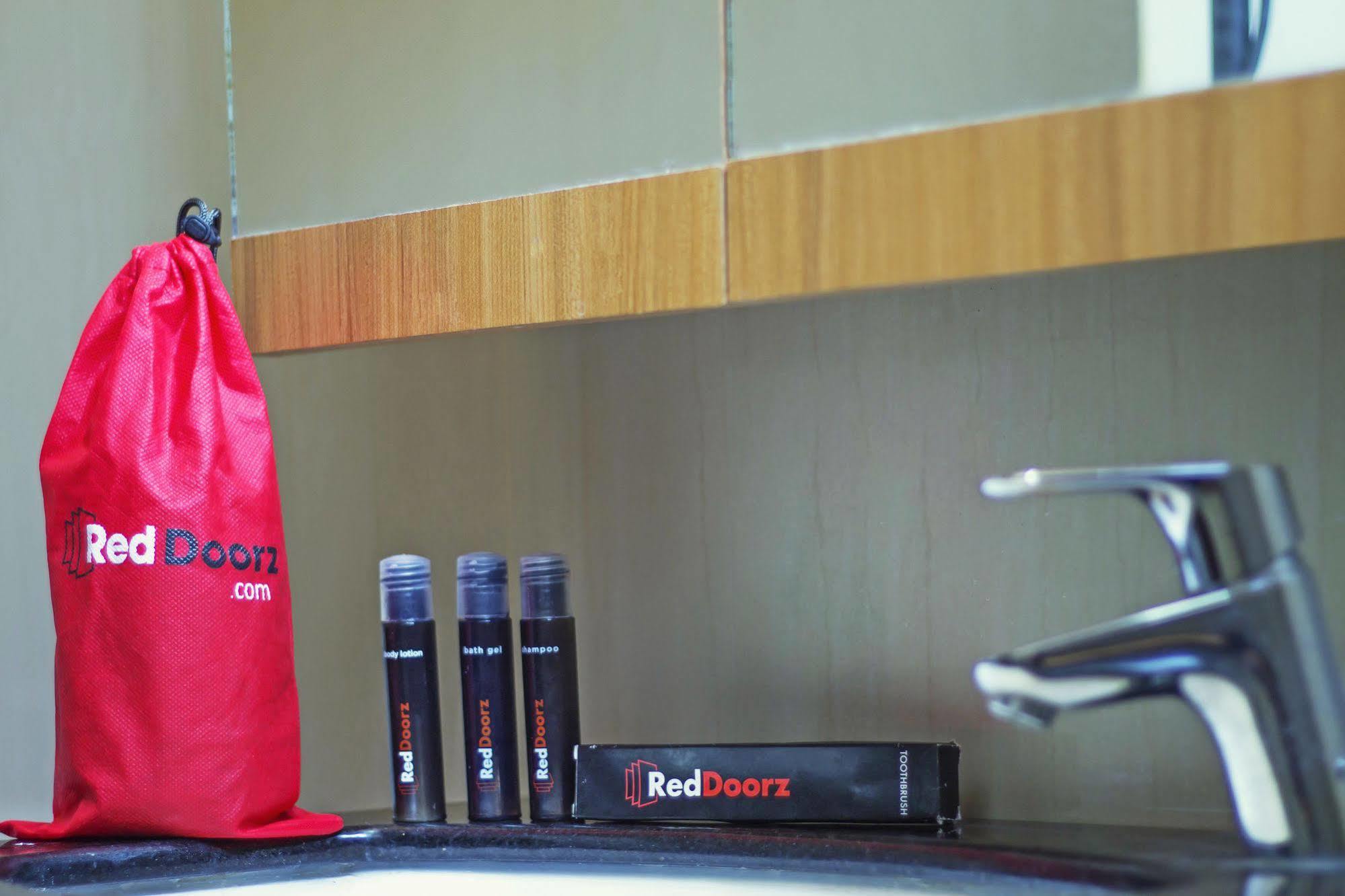 Reddoorz Plus Near Kelapa Dua Kebon Jeruk جاكرتا المظهر الخارجي الصورة