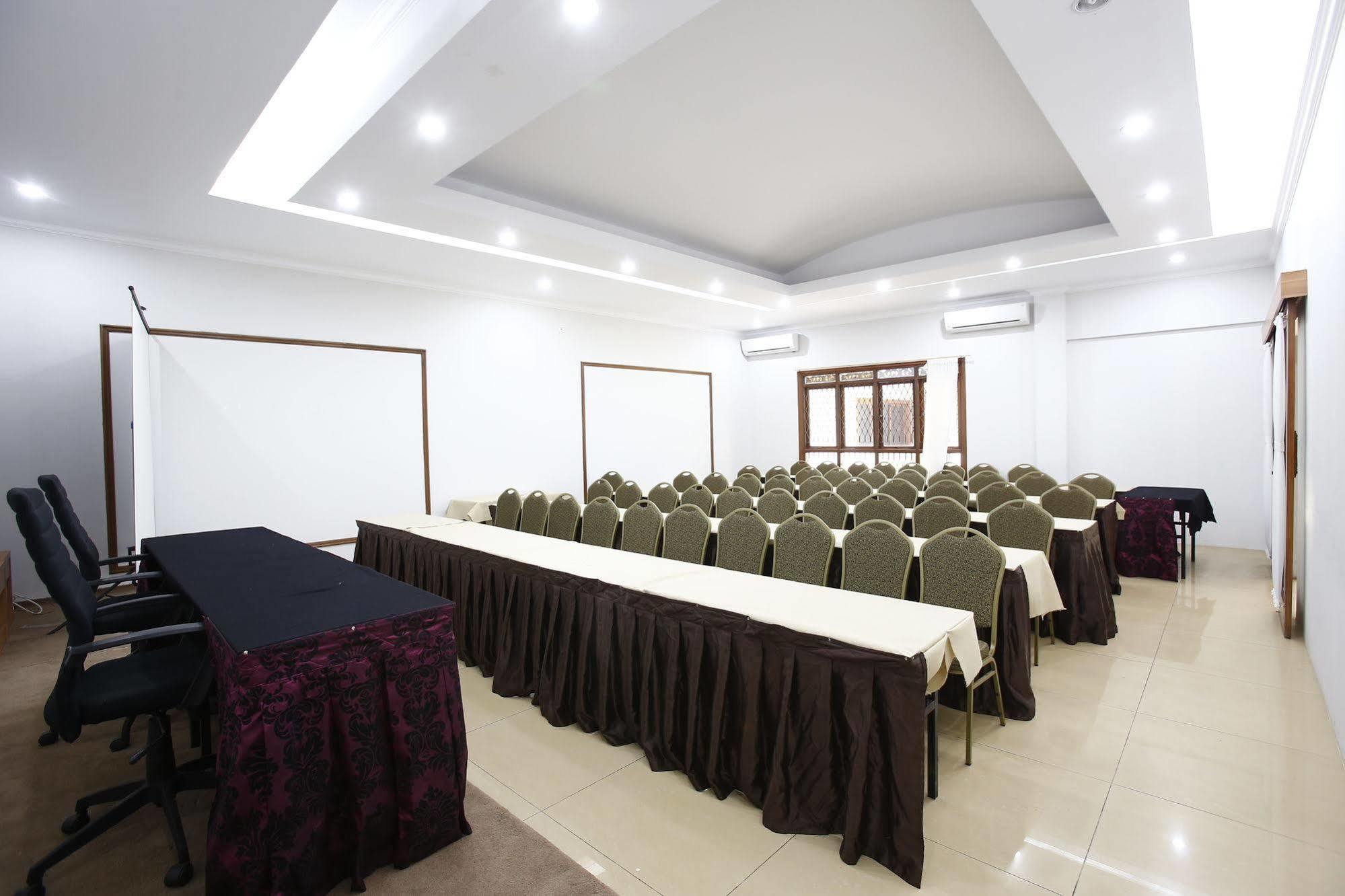 Reddoorz Plus Near Kelapa Dua Kebon Jeruk جاكرتا المظهر الخارجي الصورة
